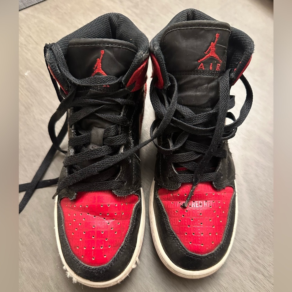 Air Jordan 1 Mid GS "Bred Text”